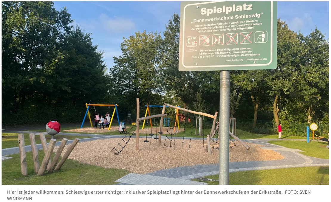 Bild vom inklusiven Spielplatz auf dem Geländer der Dannewerkschule.