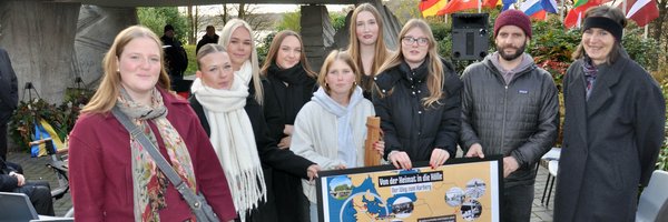 Schülergruppe beim Volkstrauertag