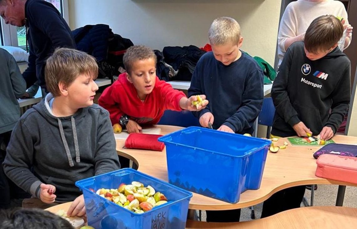 Schüler schneiden Äpfel für den MINT-Grundschultag zu.